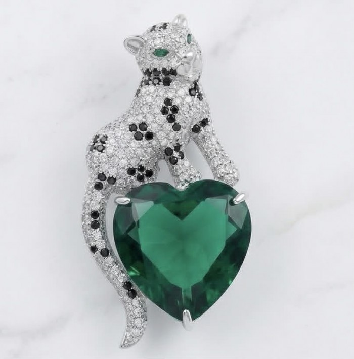 Precious Cheetah authentic 38.5 carat Emerald .925 Sterling Silver Handcrafted pendant brooch - Cheetah brooch with 38.5 carat emerald, front view.