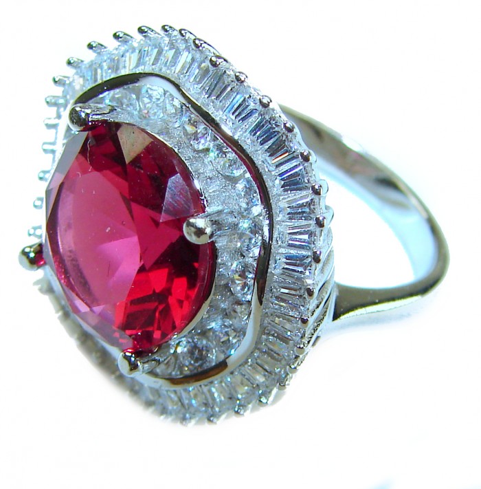 Passion 15.5 carat round cut Red Garnet .925 Sterling Silver handcrafted ring; s. 7 - Close-up of Passion 15.5 carat round cut Red Garnet ring in sterling silver.