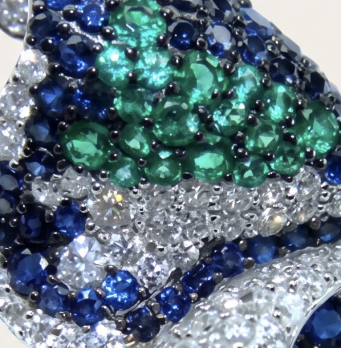 Giovanna - 18.5 carat Authentic Emerald Sapphire .925 Sterling Silver handcrafted Brooch - Close-up of emerald and sapphire gemstones on a silver jewelry piece.