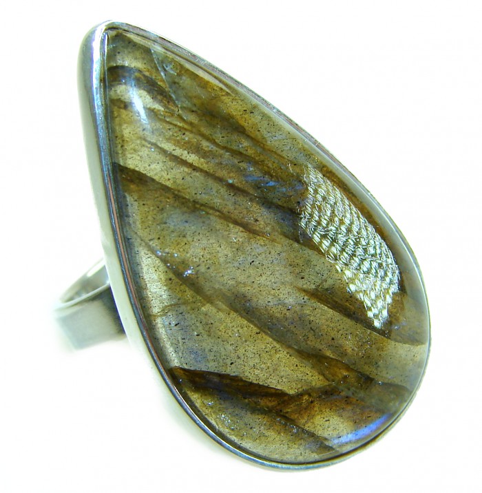 Shimmering Natural faceted Labradorite .925 Sterling Silver handcrafted Large ring size 7 adjustable - Labradorite and silver ring, side view, close-up on stone.