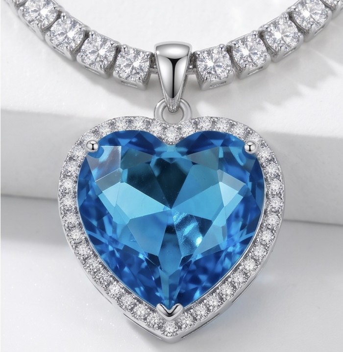 Titanic - Heart of The Ocean Necklace ~ 33.5 Ct Blue Sapphire Necklace In 925 Sterling Silver necklace - Close-up of Heart of The Ocean necklace, blue sapphire and diamonds.