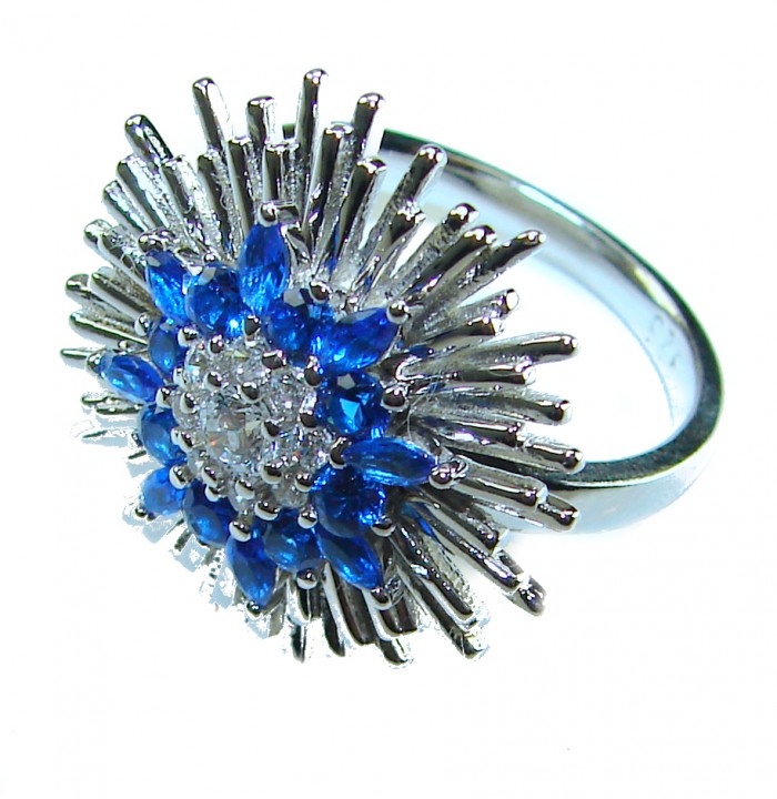 Supervona - Authentic 4.5 carat Sapphire .925 Sterling Silver handcrafted Ring size 6 - Sapphire ring close-up, flower design with silver rays and blue stones.
