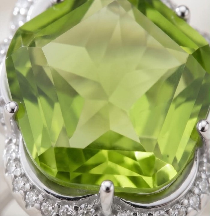 Royalty 9.9 carat authentic Himalayan Peridot .925 Sterling Silver Handcrafted Statement Ring size 7 - Close-up of 9.9 carat Himalayan Peridot in .925 Sterling Silver setting