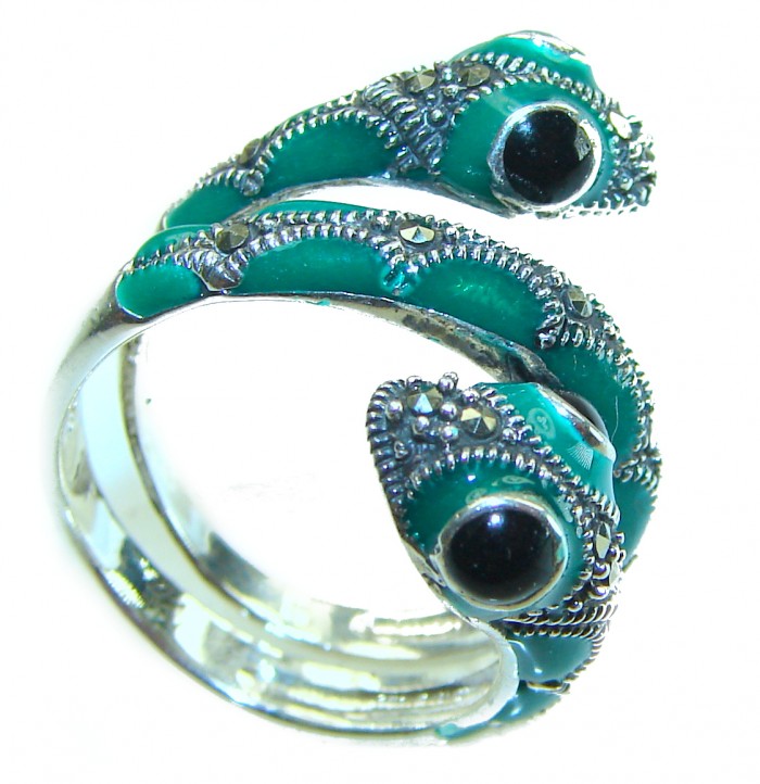 A two-headed snake inlay Malachite enamel 1.8 carat .925 Sterling Silver handcrafted Ring s. 7 - Two-headed snake ring, malachite enamel, side view close-up.