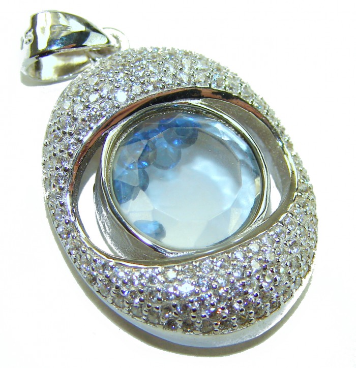 Floating Memories 10.5 carat Sapphire .925 Sterling Silver Handcrafted Statement pendant - Close-up of Floating Memories sapphire pendant with silver detailing.