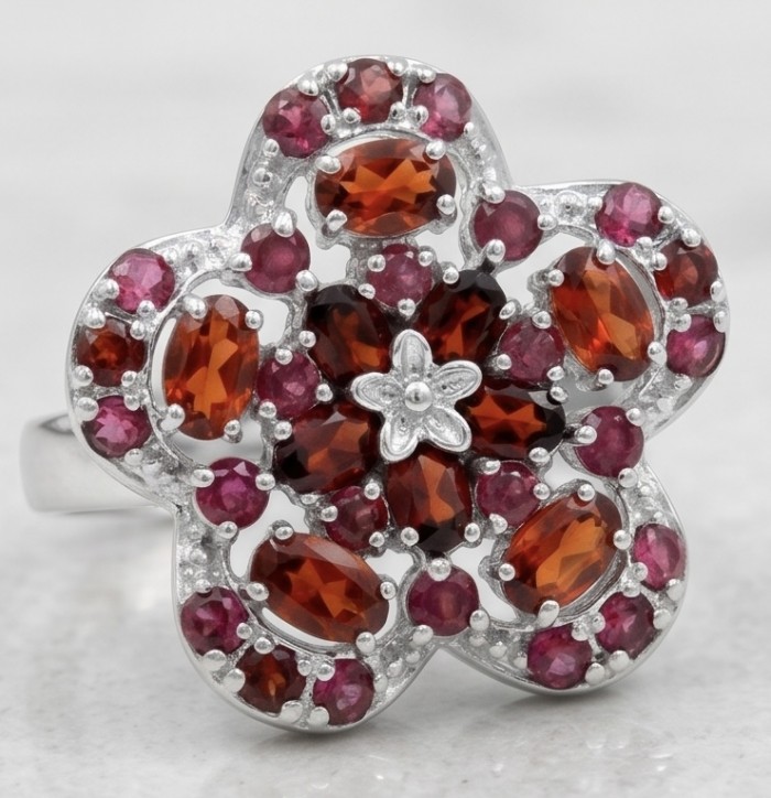 María Rosa - Real Art - Natural 10.9 carat Garnet .925 Sterling Silver handcrafted Statement brilliantly Statement Ring size 9 - Floral garnet ring, sterling silver, top view, 10.9 carat stones.