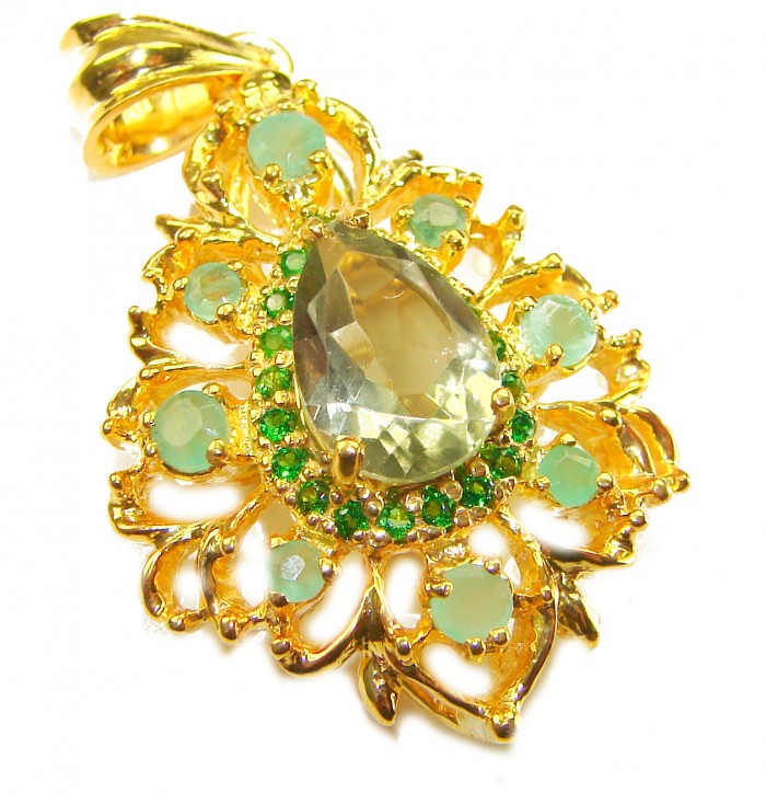 TIFFANY - 18.8 carat Green Amethyst COLOMBIAN Emerald .925 Sterling Silver dipped in 18K Gold handmade Statement pendant - Pendant close-up with green amethyst and emeralds in gold setting.