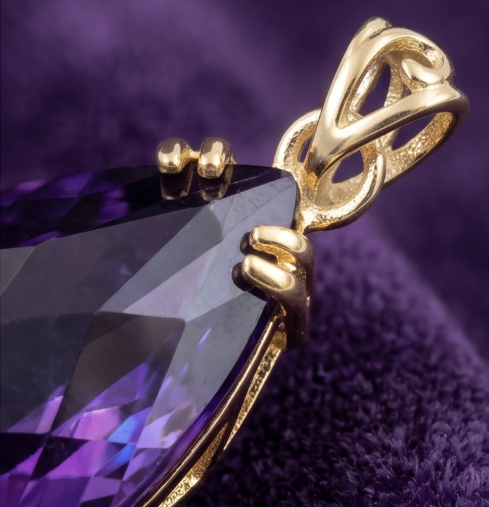Mademoiselle - 18.5 carat natural Amethyst .925 Sterling Silver dipped in 22K White Gold handcrafted Pendant - Close-up of 18.5 carat amethyst pendant with gold setting detail.