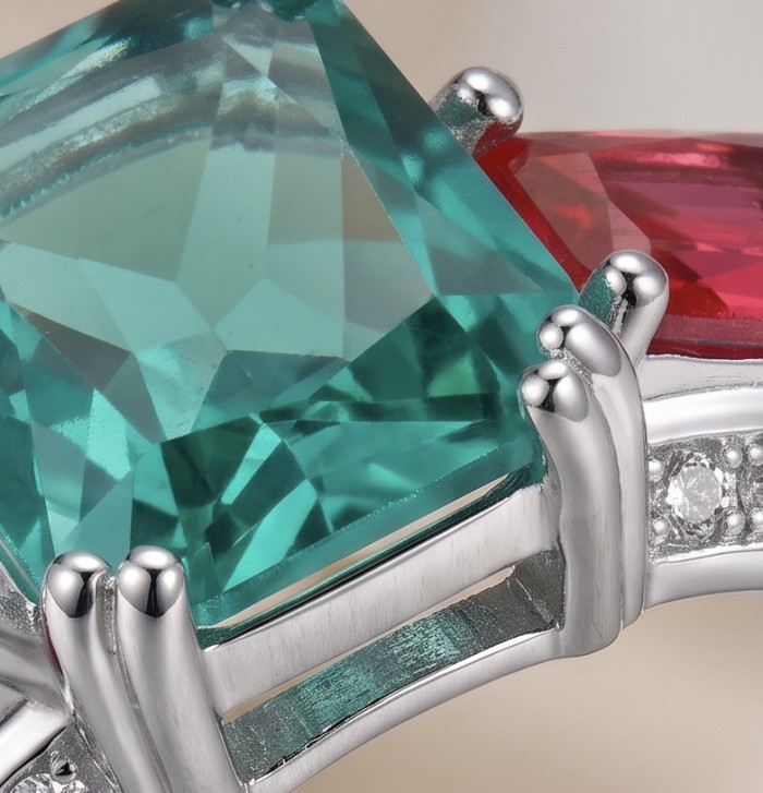 Authentic 6.7 carat Green Topaz .925 Sterling Silver Perfectly handcrafted Ring s. 8 adjustable - Close-up of green topaz stone set in sterling silver.