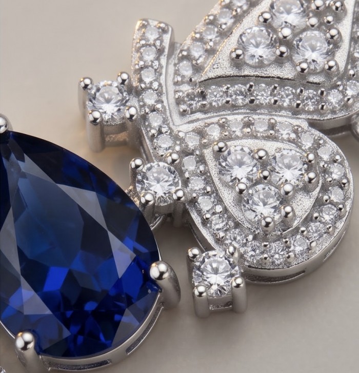 Vintage style - Giovanna - 6.8 carat Sapphire .925 Sterling Silver handcrafted Statement Bracelet - Close-up of sapphire and diamond vintage-style sterling silver jewelry.