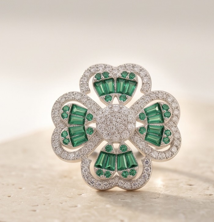 Art deco - Lucky Clover Natural 4.8 carat Colombian Emerald .925 Sterling Silver Handcrafted Cocktail Ring s. 7 - Emerald Lucky Clover ring, top view highlighting stones and design.
