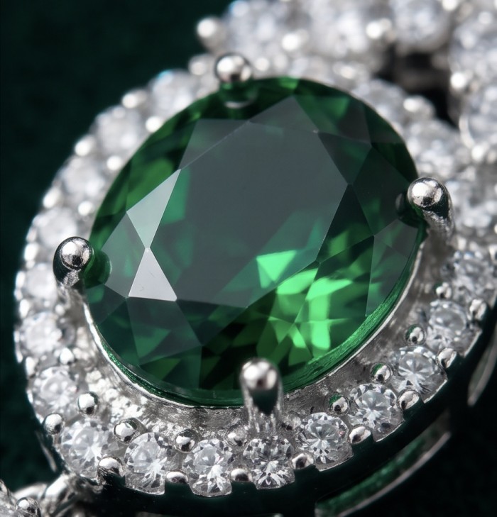 Vintage style- 7.5 carat authentic Tsavorite Garnet .925 Sterling Silver handcrafted Bracelet - Close-up of vintage Tsavorite Garnet with diamond halo setting.
