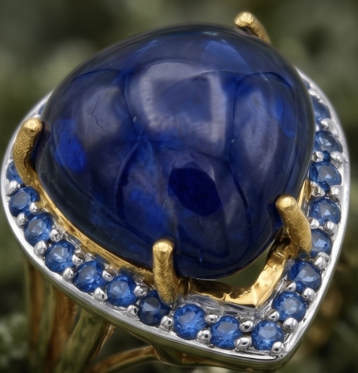 Iconic design - Natural 16.5 carat Sapphire 22K GOLD over .925 Sterling Silver handcrafted ring size 7 1/2 - Close-up of sapphire ring with gold prongs and gemstone halo.