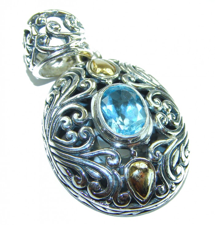 Costa del Sol 2.8 carat Swiss Blue Topaz 2 tones .925 Sterling Silver Handcrafted Pendant - Close-up of Costa del Sol pendant with blue topaz and intricate silver design