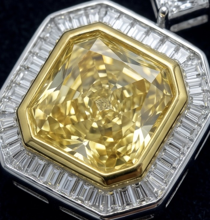 Art Deco - princess cut 15.8 carat YELLOW SAPPHIRE 2 tones .925 Sterling Silver dipped in Rhodium handcrafted necklace - Close-up of Art Deco pendant with 15.8 carat yellow sapphire.