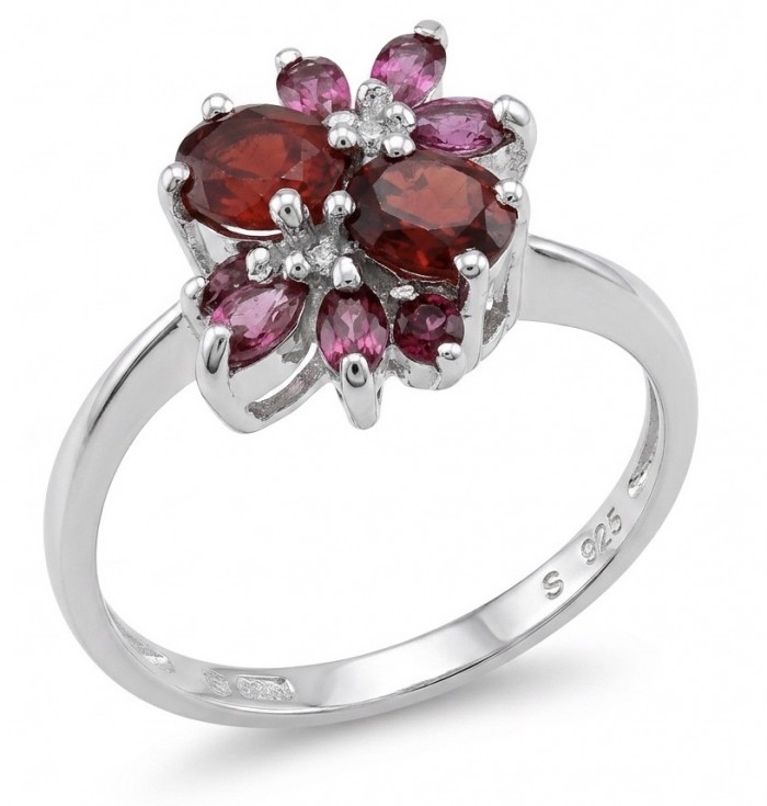 Precious Garnet - authentic 5.2 carat Garnet .925 Sterling Silver Ring size 9 - Close-up of a garnet and sterling silver ring with flower design.