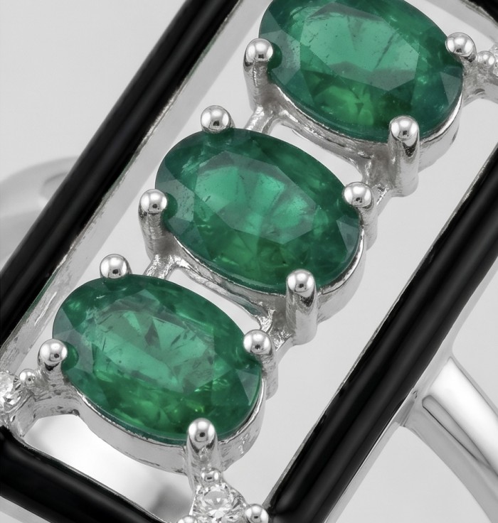 Art Deco 8.2 carat Colombian Emerald black enamel .925 Sterling Silver handcrafted Ring size 8 - Close-up of Art Deco emerald ring with black enamel details.