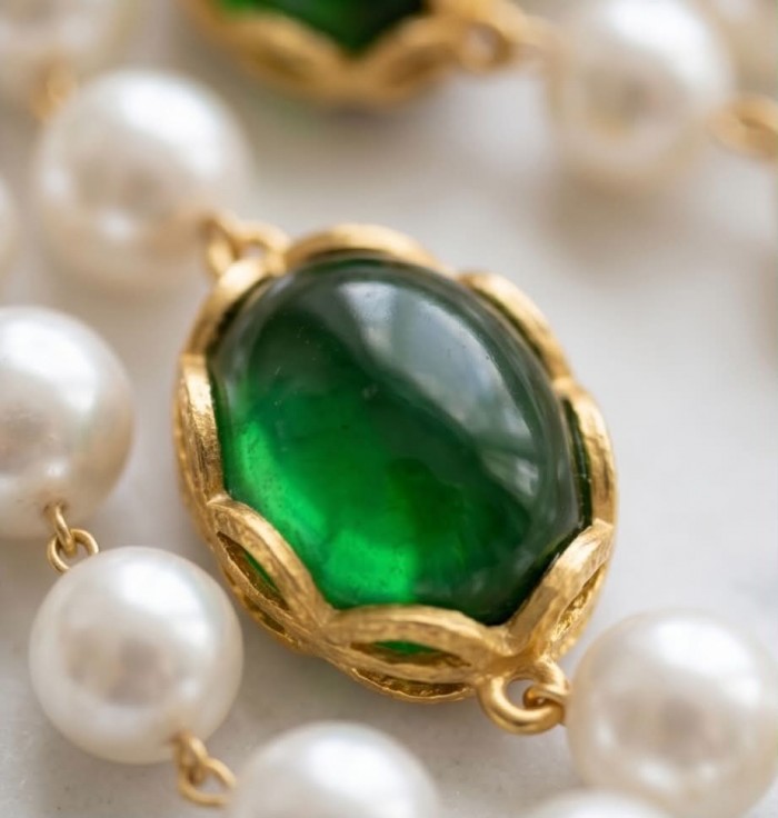 Back to Nature Huge Aventurine Fluorite Jade . 925 Sterling Silver handmade necklace - Close-up of green stone with pearls in gold setting.