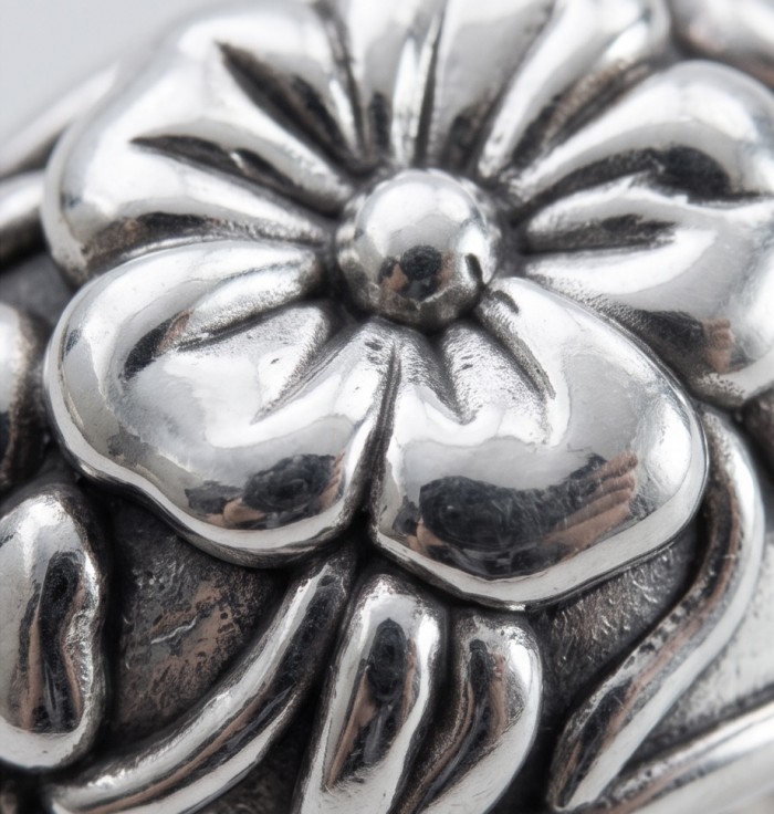 Mantra Solid Bali made .925 Sterling Silver ring size 5 1/4 - Close-up of floral design on Mantra Bali .925 Sterling Silver ring.