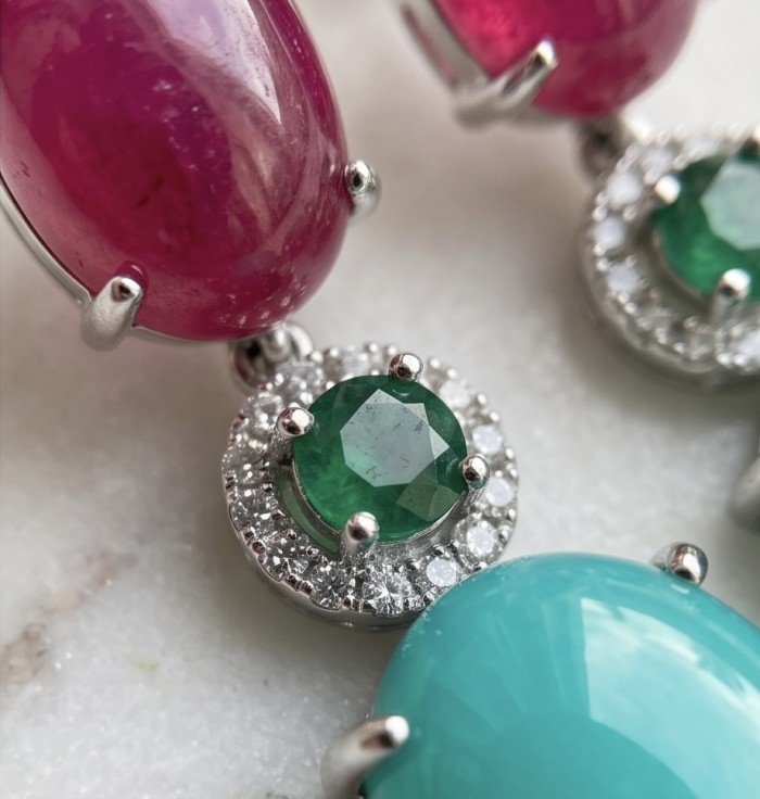 Royalty 10.2 carat COLOMBIAN EMERALD .925 Sterling Silver entirely handmade earrings - Close-up of Royalty 10.2 carat emerald with pink and blue stones.