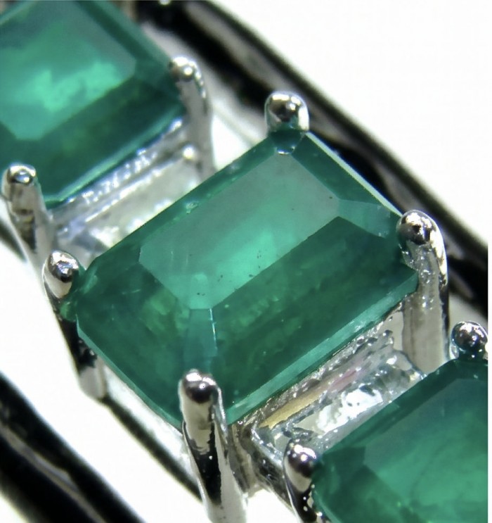 Art Deco 6.2 carat Sapphire black enamel .925 Sterling Silver handcrafted Ring size 8 - Close-up of emerald-cut sapphires in sterling silver setting