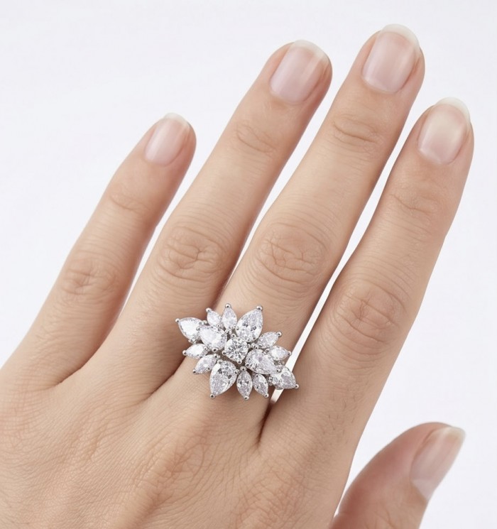 Polar Star - 14.7 carat White Topaz .925 Sterling Silver handcrafted Soild ring size 8 - White Topaz ring on hand, showcasing 14.7 carat design in sterling silver.