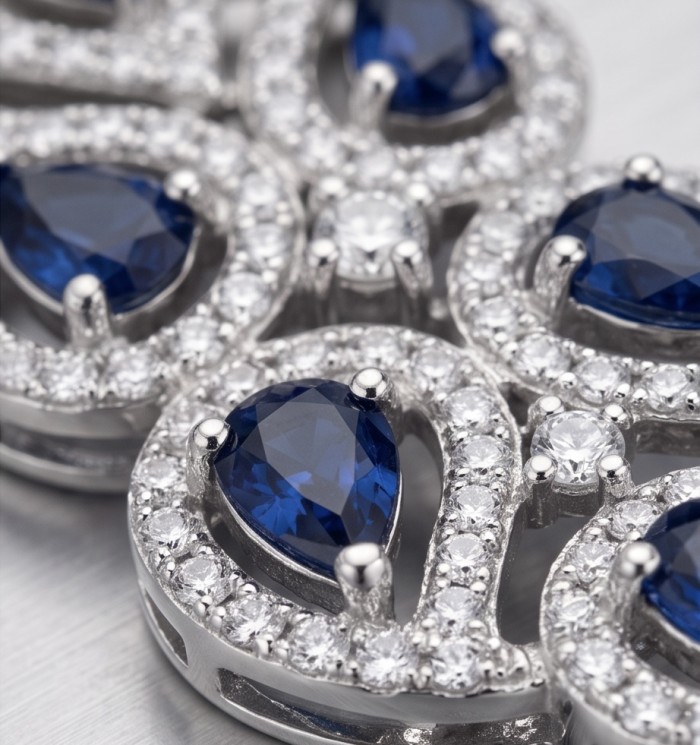 Isabella 6.8 carat natural Sapphire .925 Sterling Silver Perfectly handcrafted pendant - Close-up of Isabella 6.8 carat sapphire in sterling silver setting
