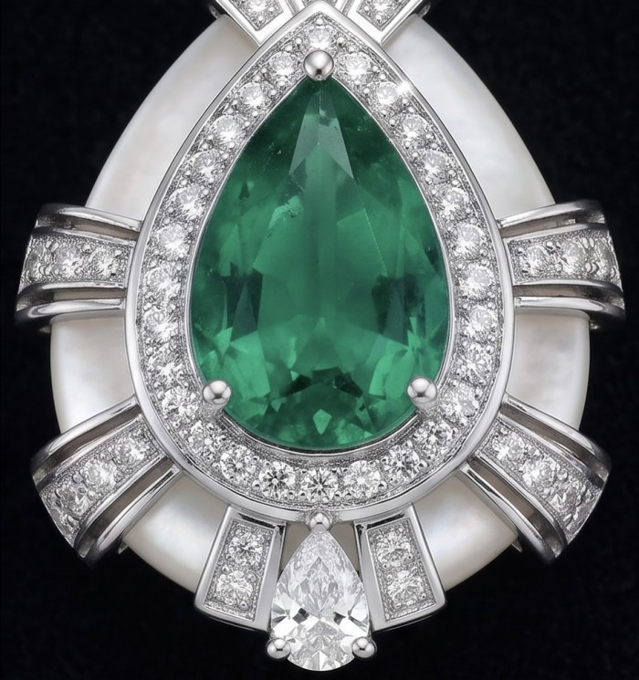 Vintage style - 8.5 carat authentic Tsavorite Garnet .925 Sterling Silver handcrafted necklace - Close-up of vintage style Tsavorite Garnet and diamond pendant