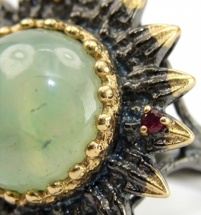 Vintage Style Best quality 22.8 carat Prehnite 2 tones .925 Sterling Silver handcrafted Ring Size 6 - Close-up of vintage style Prehnite ring with gold accents and red stone