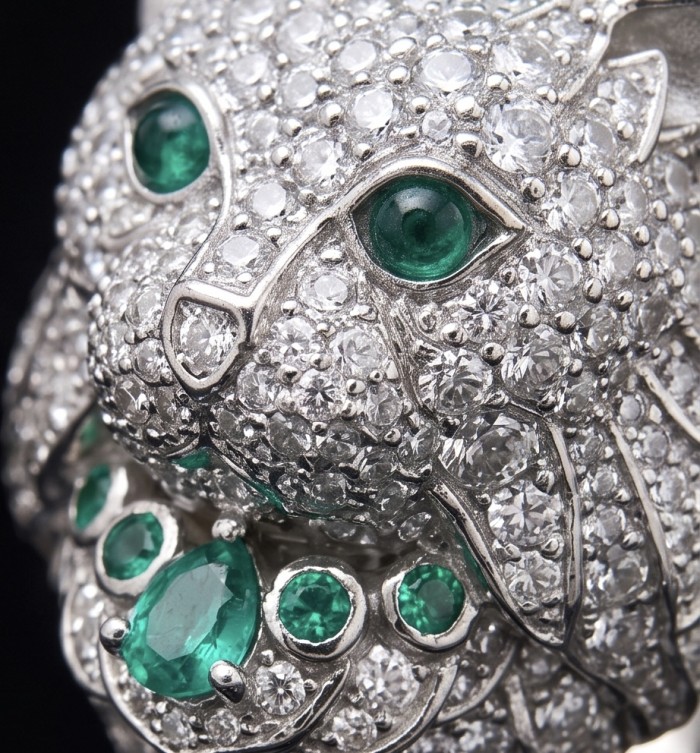 Elegant luxurious Cats 8.9 carat Colombian Emerald 2.1 carat Moissanite rhodium over .925 Silver handcrafted Cocktail Ring s. 8 - Close-up of luxurious cat jewelry with emerald and diamond details