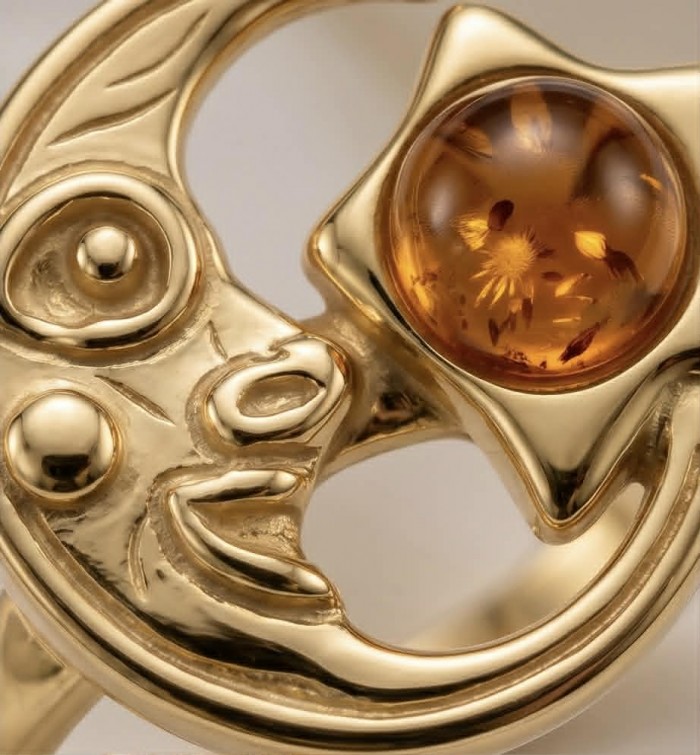 HARMONY Beauty of the Sea - Natural Baltic Amber .925 Sterling Silver dippedin 18K Gold handcrafted ring; s. 7 - Close-up of gold moon and star design with amber stone detail