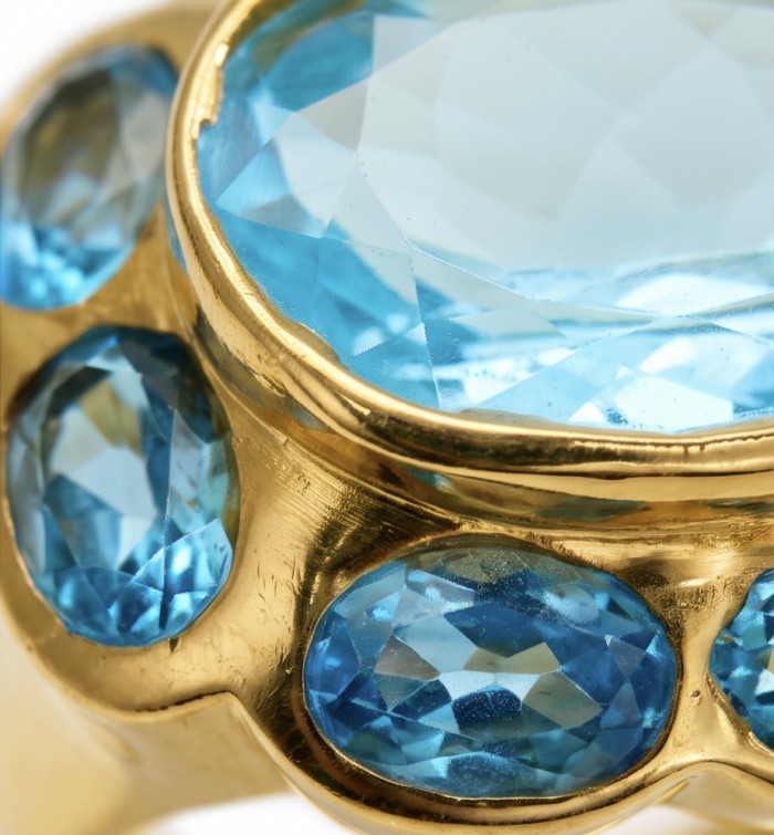 Oceania 18.3 carat Swiss Blue Topaz .925 Sterling Silver dipped in 22K Gold handcrafted ring size 8 1/4 - Close-up of Swiss Blue Topaz stones set in gold.