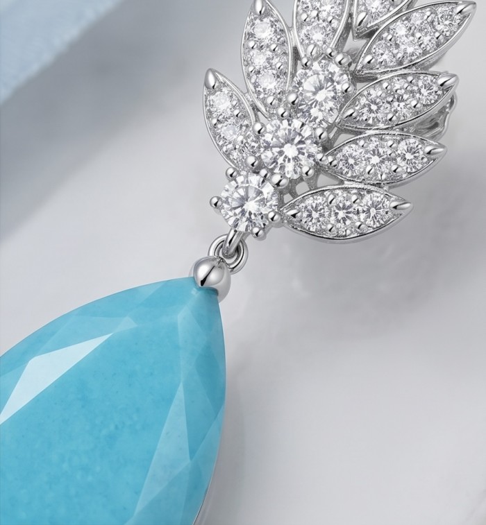 Divine Beauty 18.5 carat Aquamarine .925 Sterling Silver Handcrafted .925 Sterling Silver handcrafted EARRINGS - Close-up of aquamarine pendant with diamond accents.