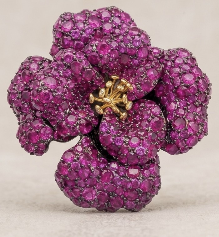 Black Label Collection - Retro Style - Rose Genuine 40.5 carat Ruby 2 tones .925 Sterling Silver dipped in black rhodium handmade Pendant - Brooch - Close-up of a ruby flower brooch from Black Label Collection