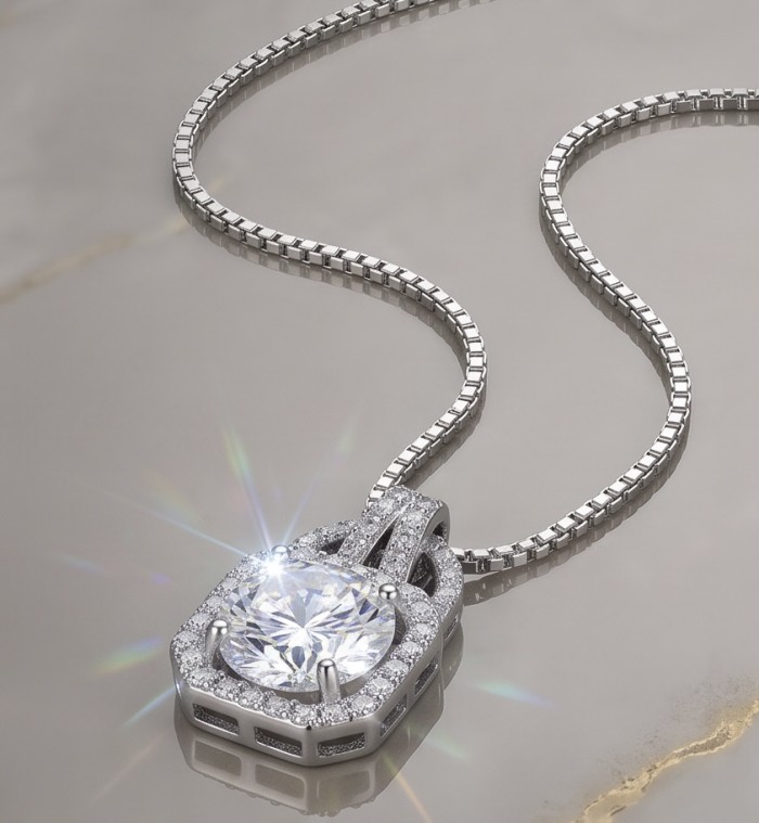 Romantica Precious Natural 4.2 carat White Topaz Silver handmade necklace - Close-up of Romantica Precious 4.2 carat white topaz pendant necklace