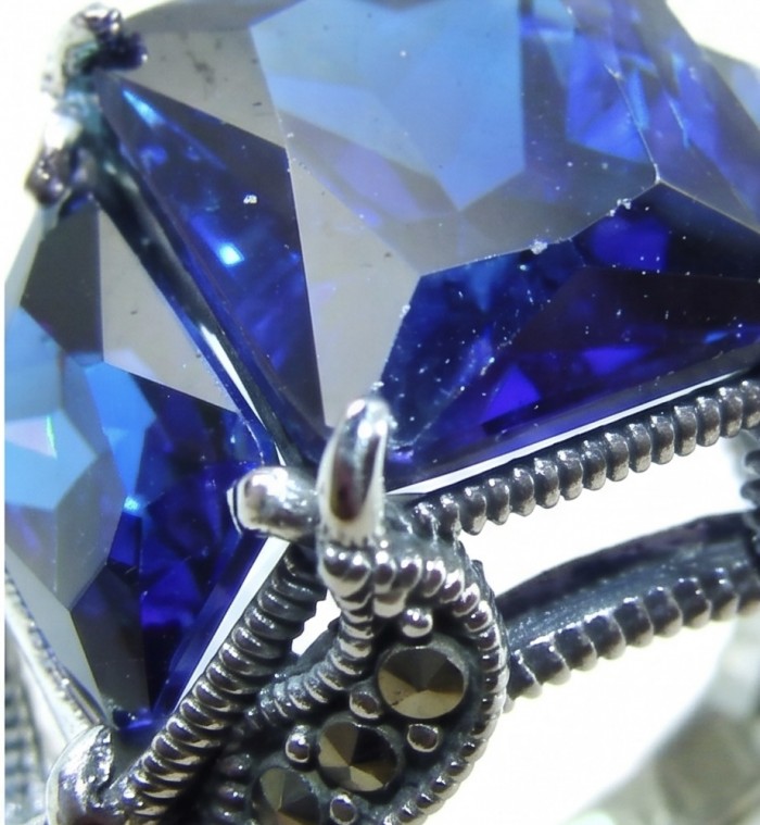 Brutalist design 19.5 carat Sapphire .925 Sterling Silver handmade Statement ring size 7 1/4 - Close-up of 19.5 carat sapphire in ornate sterling silver setting