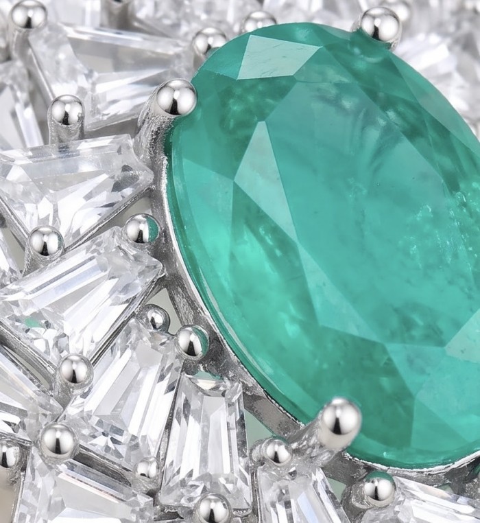 Isabella 3.2 carat oval cut Emerald .925 Sterling Silver Perfectly handcrafted pendant - Close-up of Isabella 3.2 carat oval cut emerald in sterling silver setting