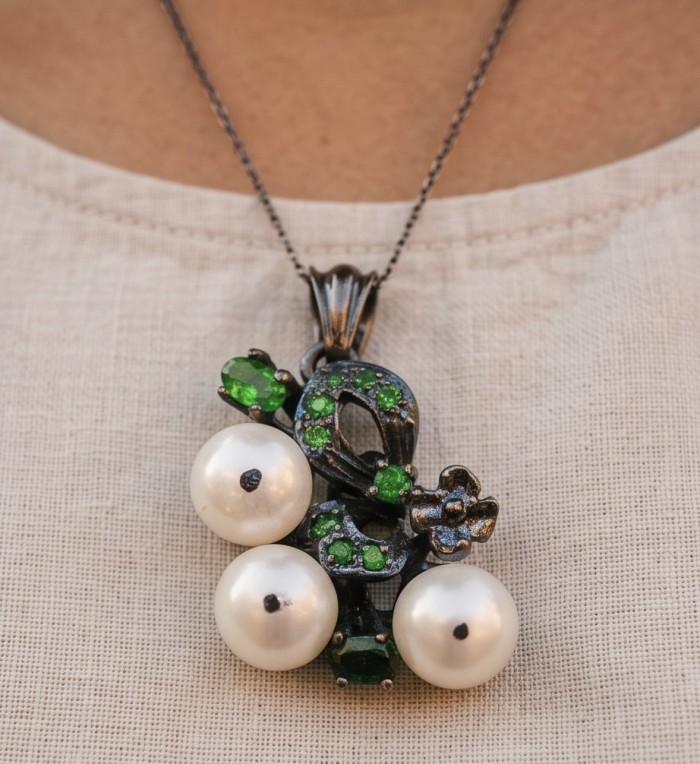 Tiffany - 7.8 carat Pearl Tanzanite Black RHODIUM over .925 Sterling Silver Handcrafted pendant - Pendant close-up with pearls and green stones on a chain.