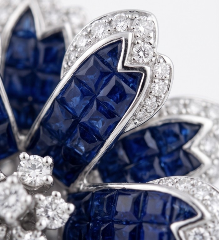 Born to Glam mystery setting 12.2 carat natural Sapphire .925 Sterling Silver Perfectly handcrafted Ring s. 8 - Stone close-up of Born to Glam mystery setting sapphire and diamonds