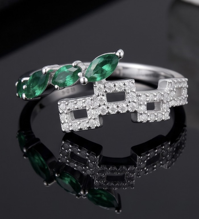 Vintage style - 2.9 carat authentic Emerald .925 Sterling Silver handcrafted Statement Ring s. 9 - Emerald and diamond ring close-up on black background
