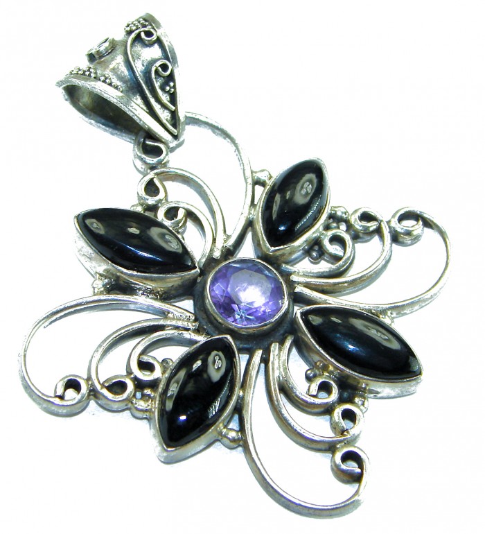 Julietta - Vintage Amethyst Onyx .925 Sterling Silver handcrafted Pendant - Vintage amethyst onyx silver pendant, top view detailed design