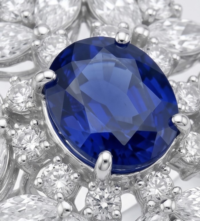 Classy design - 4.2 carat natural Sapphire .925 Sterling Silver Perfectly handcrafted Ring s. 5 - Close-up of 4.2 carat sapphire in .925 sterling silver setting.