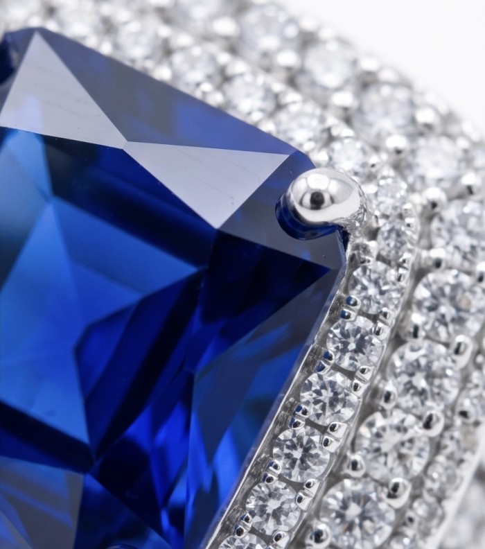 The Star of Kashmir princess cut 15.6 carat Sapphire .925 Sterling Silver handmade Statement ring size 8 - Close-up of The Star of Kashmir sapphire in diamond setting