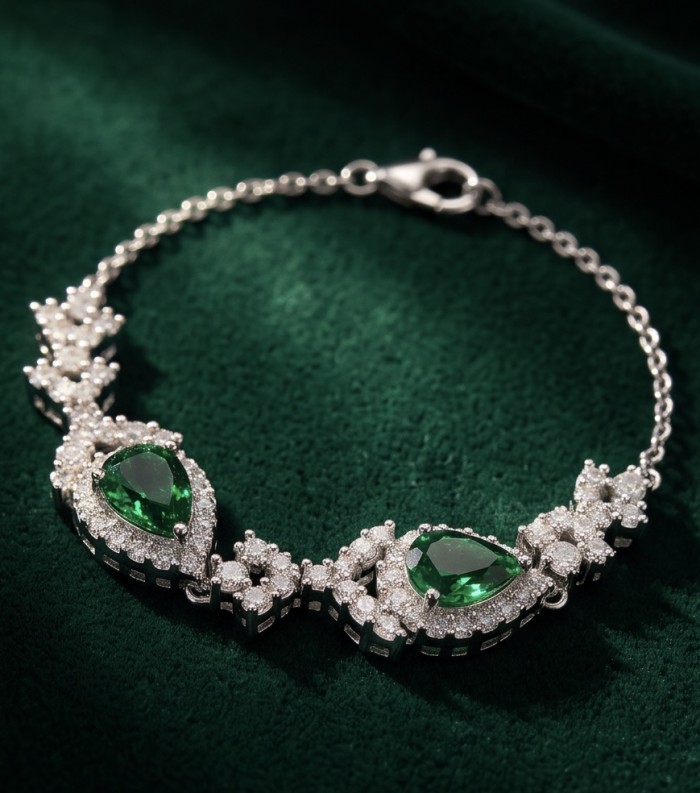 Vintage style- 7.5 carat authentic Tsavorite Garnet .925 Sterling Silver handcrafted Bracelet - Bracelet with Tsavorite Garnet, stone close-up on green velvet background