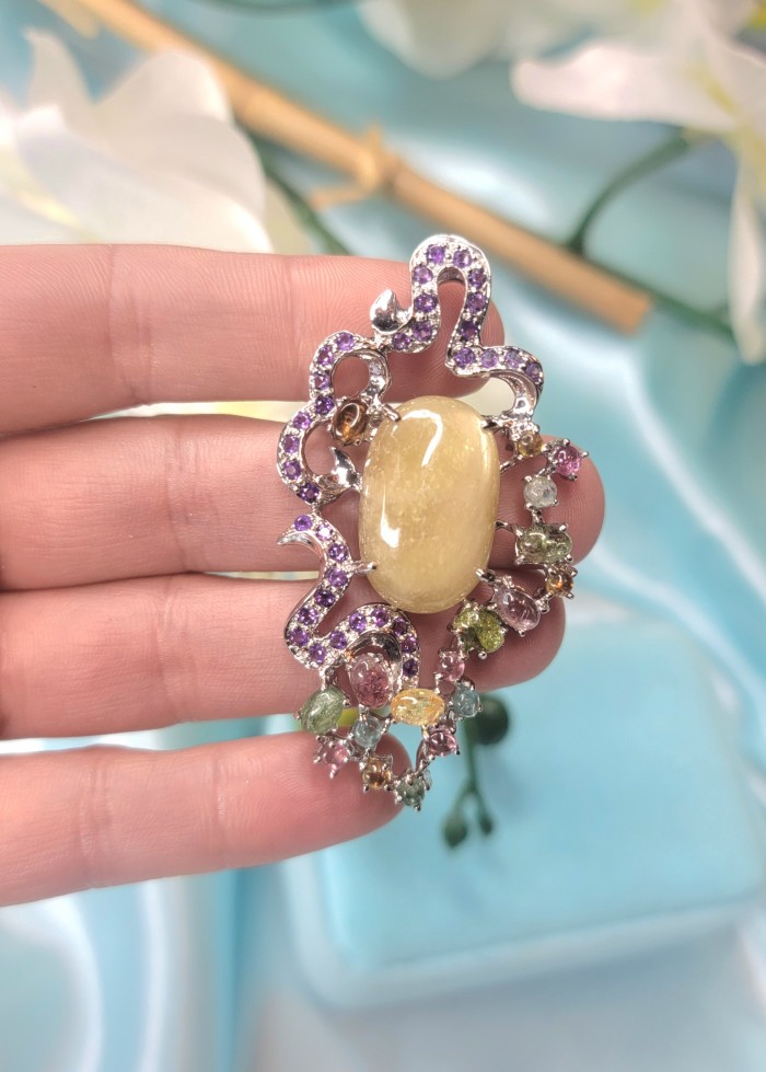 Vintage Design 23.9 Natural Golden Yellow Sapphire .925 Sterling Silver handcrafted Pendant Brooch - Stone close-up of vintage golden yellow sapphire jewelry design.